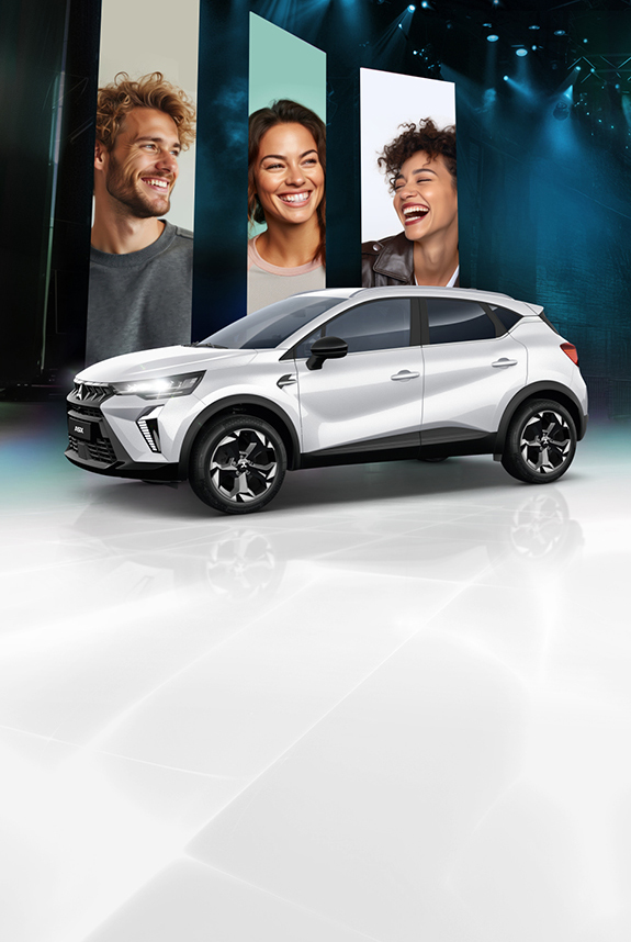 Mitsubishi ASX Select in Weiß mit drei fröhlichen Menschen vor modernem Bühnen-Setting mit blauer Beleuchtung